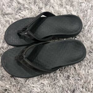 Vionic Tide II post sandal. Perfect condition-like brand new. Size 9